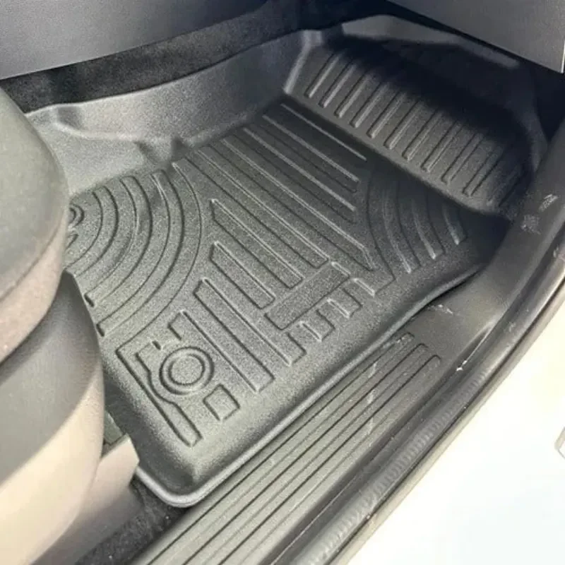 Tapete 3D protegendo o porta-malas do carro contra líquidos e sujeira